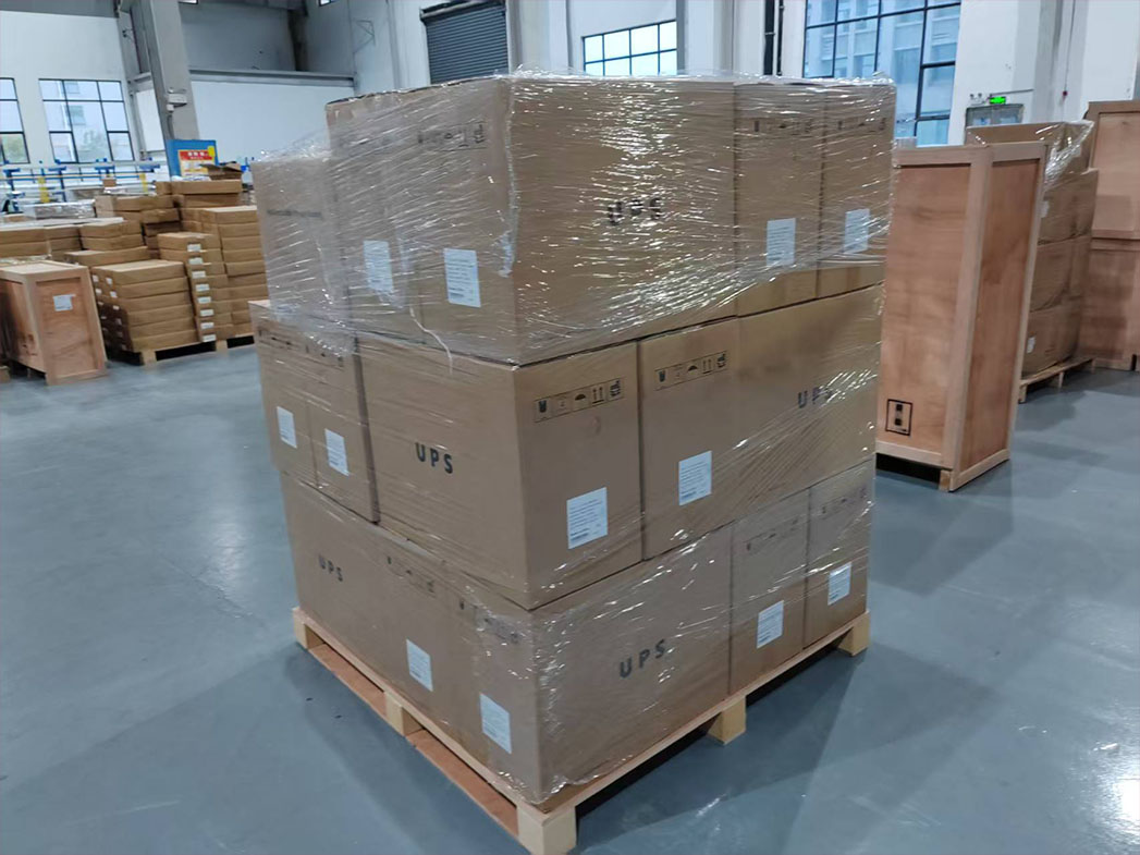 UPS pengiriman di pabrik